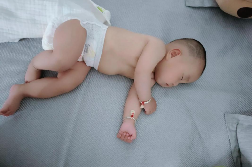 红河宝宝先长上牙还是下牙